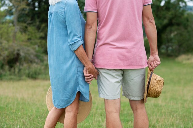 Beau couple de personnes âgées passant du temps de qualité ensemble