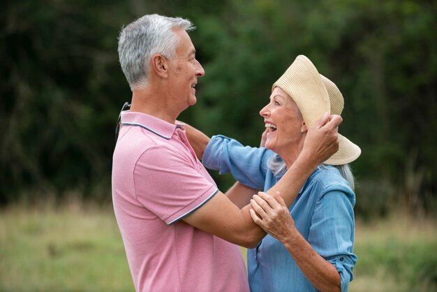 Beau couple de personnes âgées passant du temps de qualité ensemble