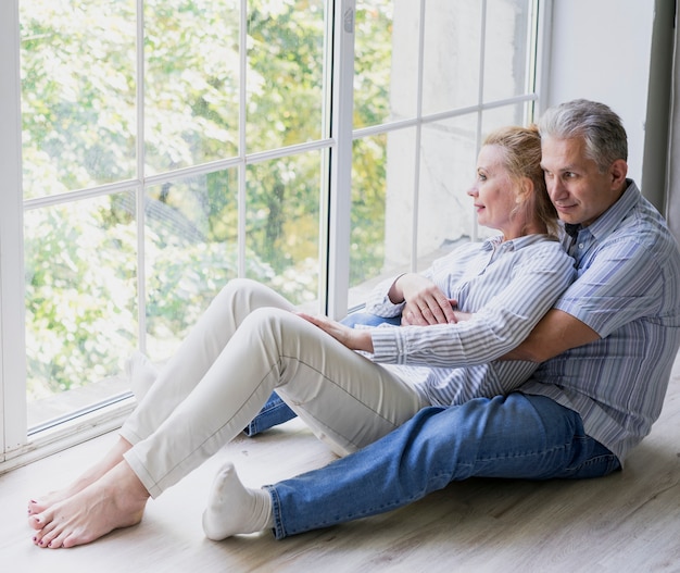 Photo gratuite beau couple de personnes âgées