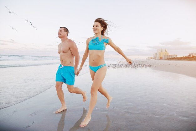 Beau couple sur la plage