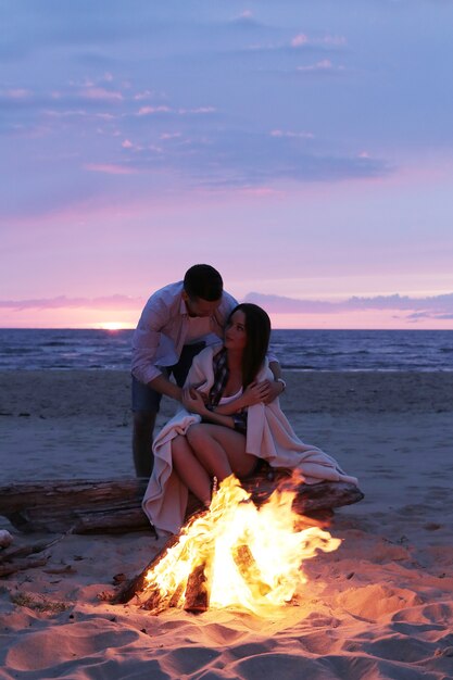 Beau couple à la plage