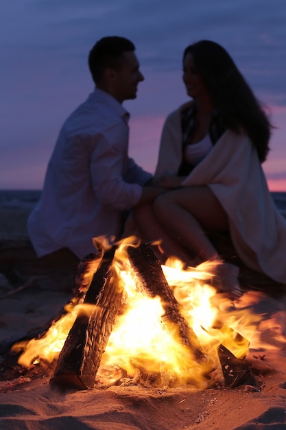 Beau couple à la plage