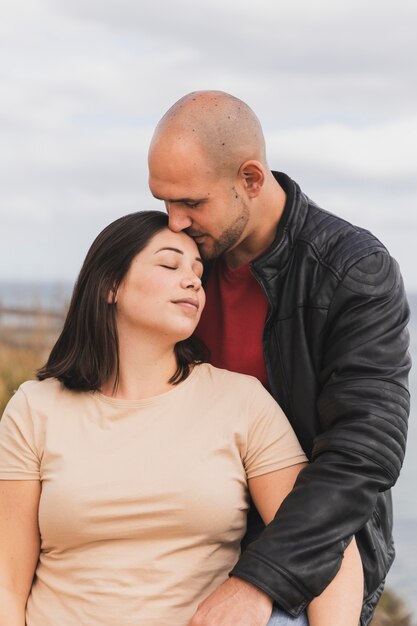 Beau couple en plein air