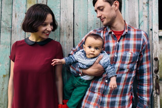 Beau couple posant avec bébé