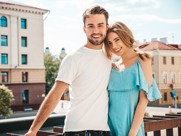 Beau couple posant dans la rue