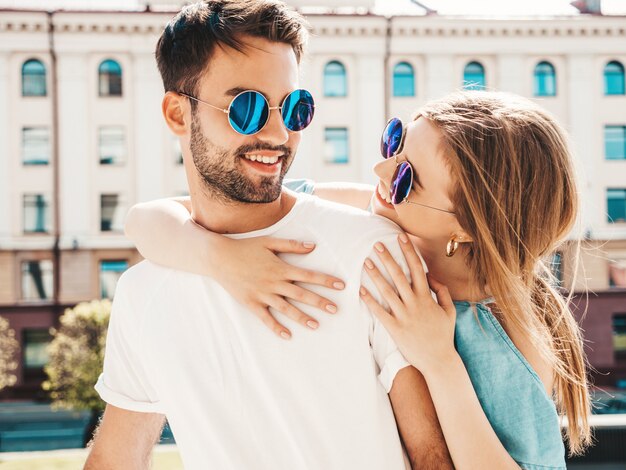 Beau couple posant dans la rue