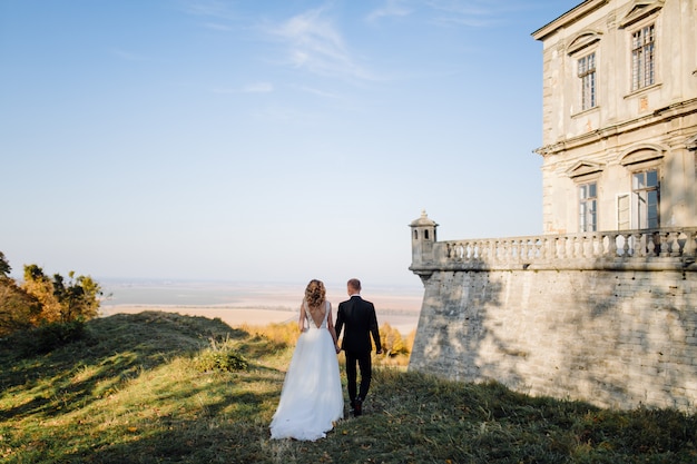 Beau couple posant le jour de leur mariage