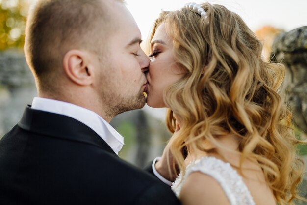 Beau couple posant le jour de leur mariage