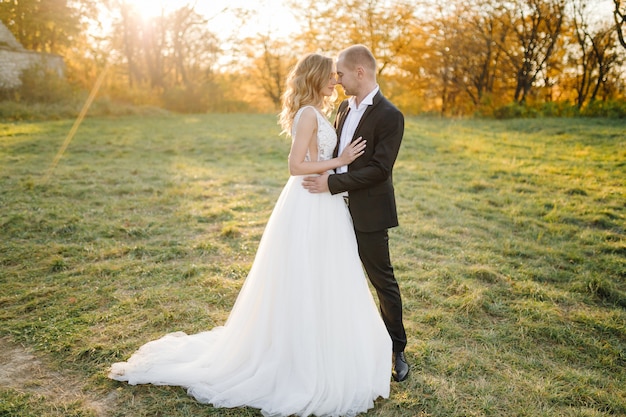 Beau couple posant le jour de leur mariage