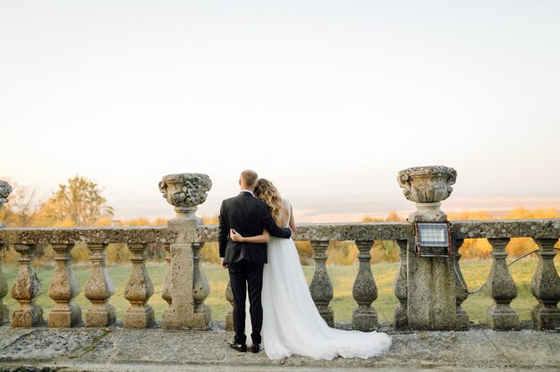 Beau couple posant le jour de leur mariage