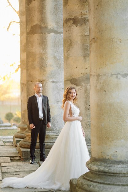 Beau couple posant le jour de leur mariage