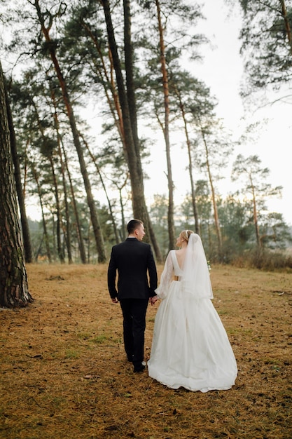 Beau couple posant le jour de leur mariage