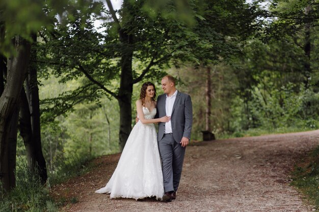 Beau couple posant le jour de leur mariage