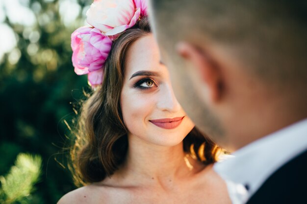 Beau couple posant le jour de leur mariage