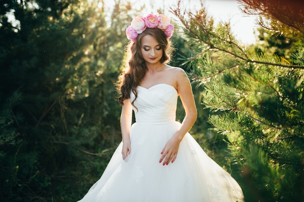 Beau couple posant le jour de leur mariage