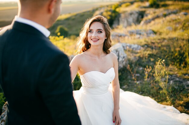 Beau couple posant le jour de leur mariage