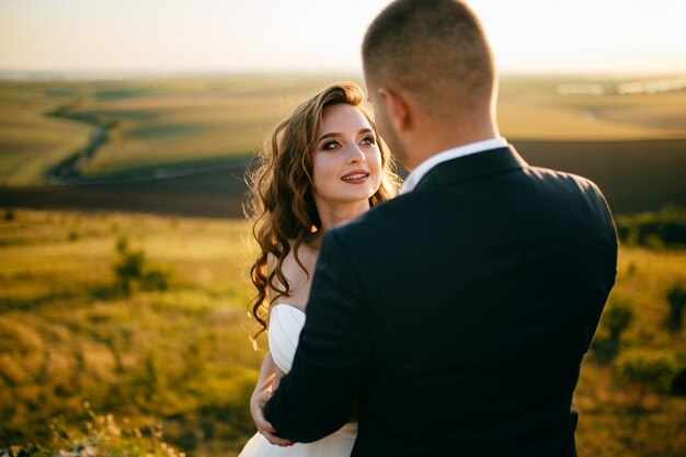 Beau couple posant le jour de leur mariage