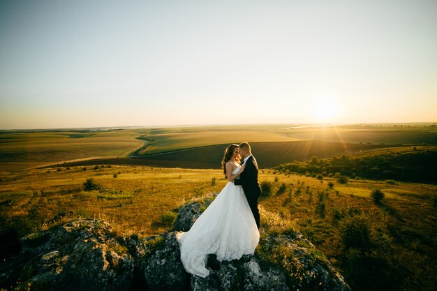 Beau couple posant le jour de leur mariage