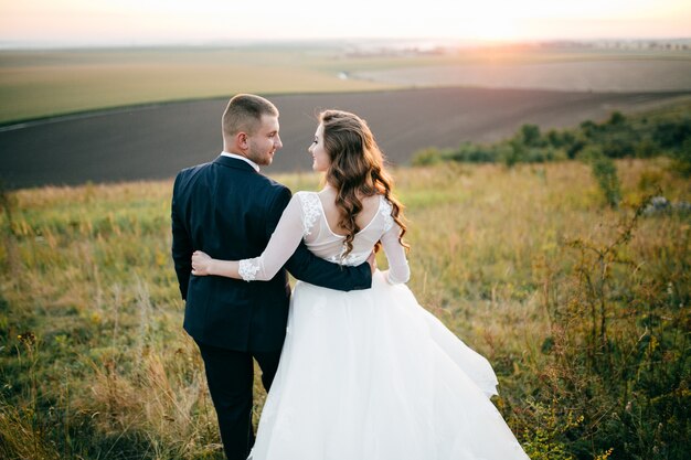 Beau couple posant le jour de leur mariage