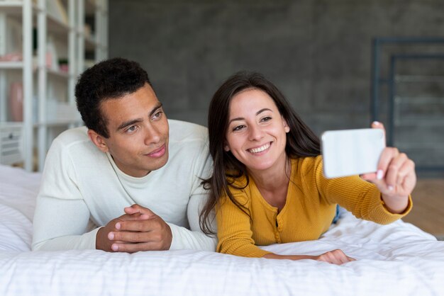 Photo gratuite beau couple prenant un selfie