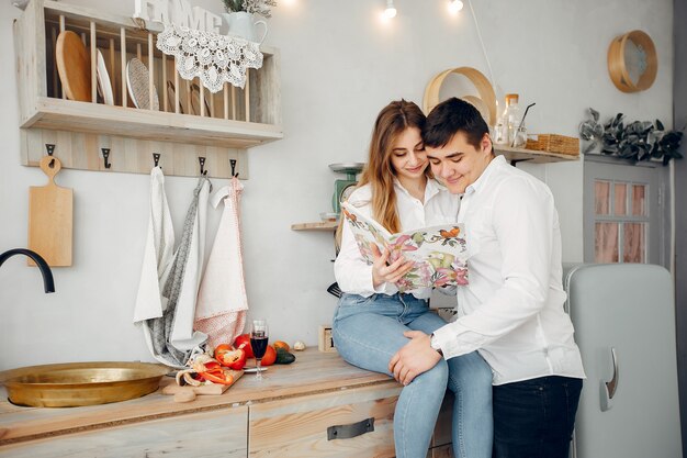 Beau couple prépare des plats dans une cuisine