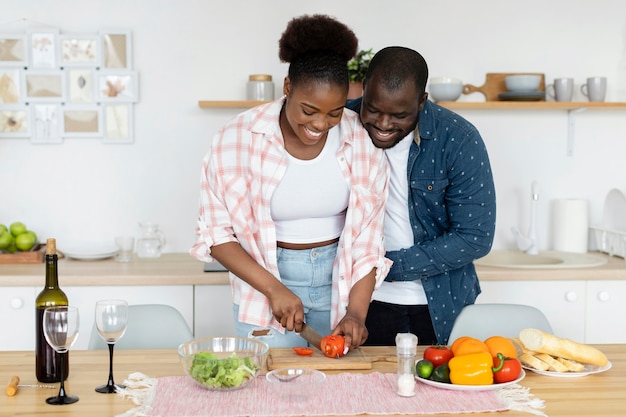 Photo gratuite beau couple profitant de leur temps ensemble à la maison