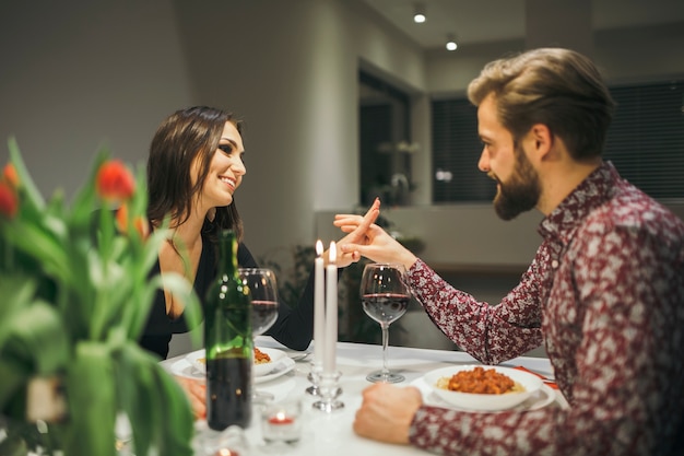 Beau couple profitant de repas en soirée