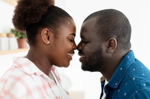 Beau couple restant ensemble dans la cuisine