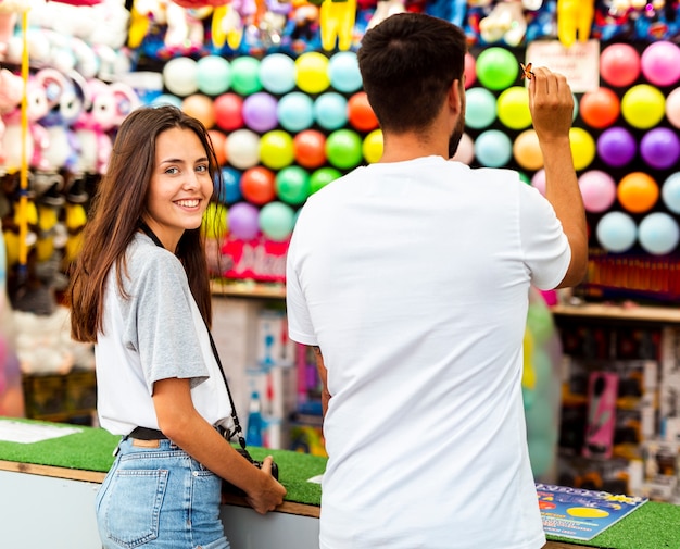 Photo gratuite beau couple s'amusant à la foire.