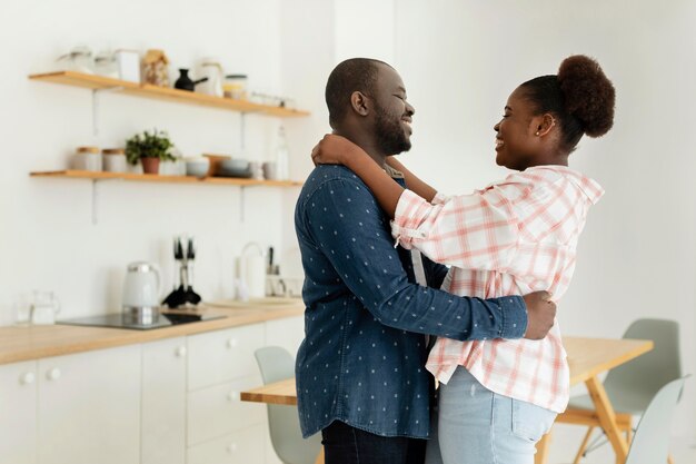 Beau couple s'amusant