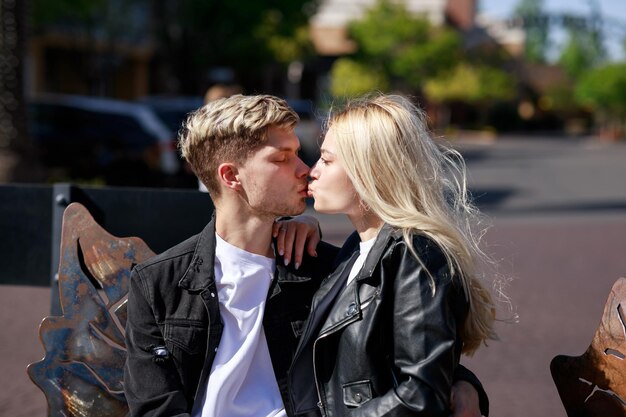 Un beau couple s'embrassant au parc Photo de haute qualité