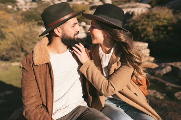 Beau couple s'embrassant et se regardant