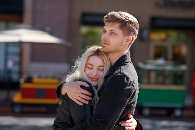 Un beau couple s'embrasse et se sent heureux