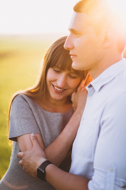 Photo gratuite beau couple s'exprimant pour un bébé