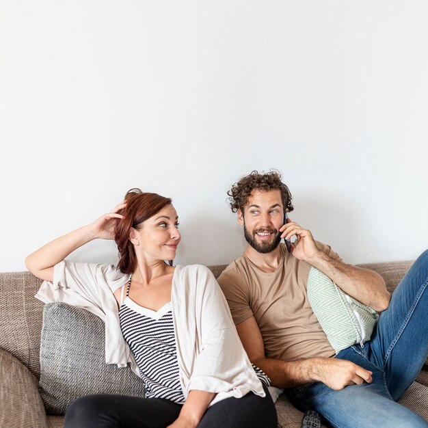 Beau couple se détendre sur le canapé