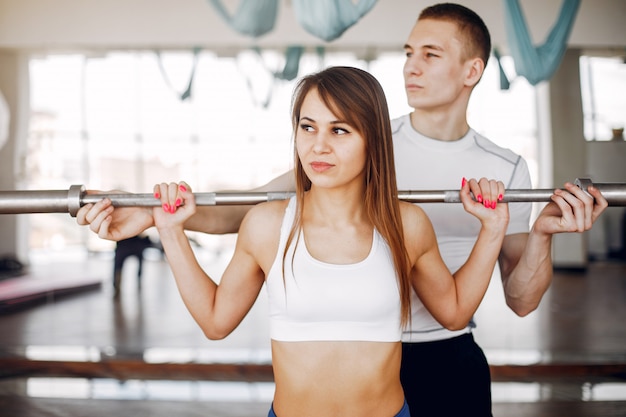 Un beau couple sportif est engagé dans une salle de sport