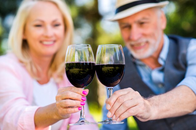 Beau couple tenant deux verres de vin