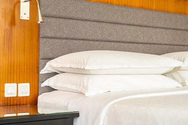 Photo gratuite beau coussin blanc confortable de luxe et intérieur de décoration de couverture de chambre