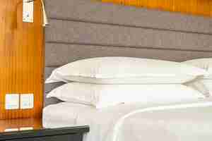 Photo gratuite beau coussin blanc confortable de luxe et intérieur de décoration de couverture de chambre