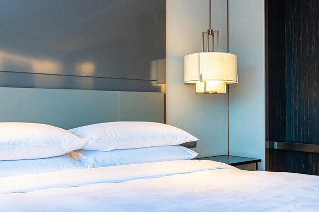 Beau coussin blanc confortable de luxe et intérieur de décoration de couverture de chambre
