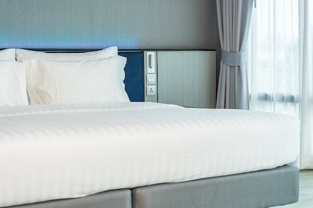 Beau coussin blanc confortable de luxe et intérieur de décoration de couverture de chambre