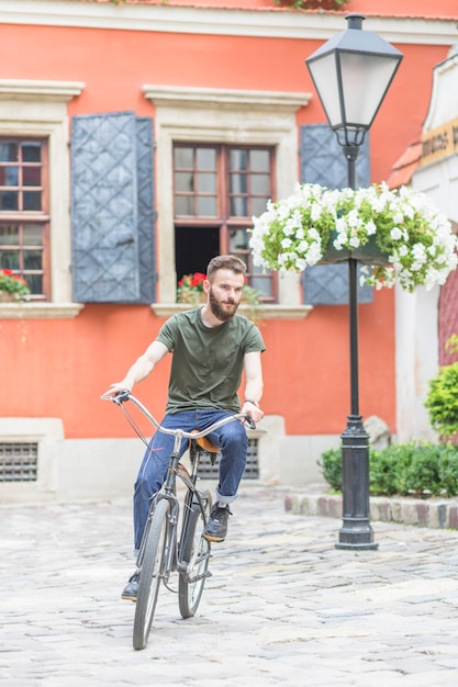 Photo gratuite beau, cycliste mâle, équitation, bicyclette, sur, trottoir