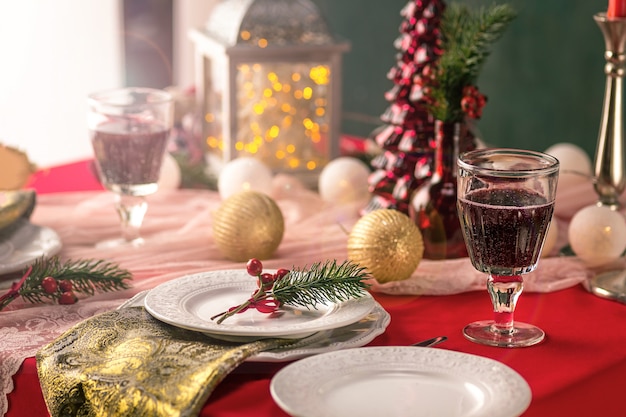 Photo gratuite beau décor de table de noël avec des décorations