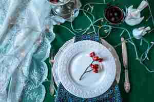 Photo gratuite beau décor de table de noël avec des décorations