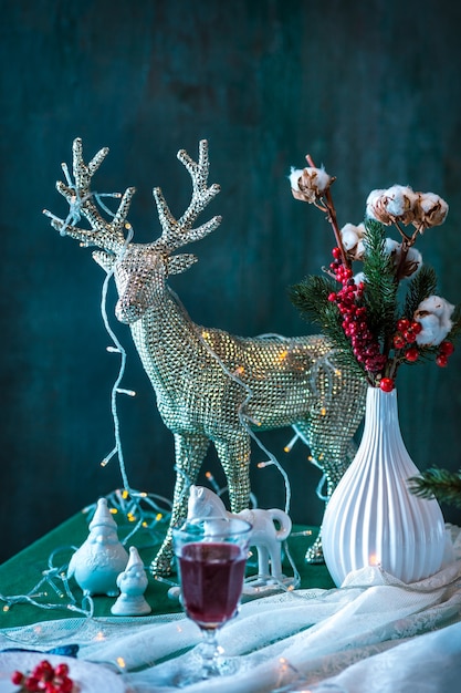 Beau décor de table de Noël avec des décorations