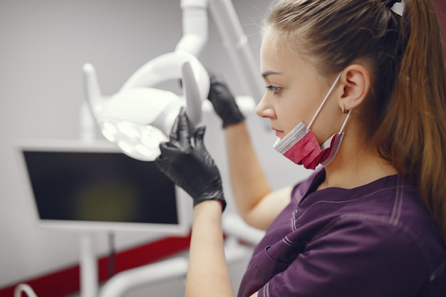 Beau dentiste travaillant sur une clinique dentaire