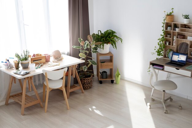 Beau design d'intérieur avec des plantes à angle élevé