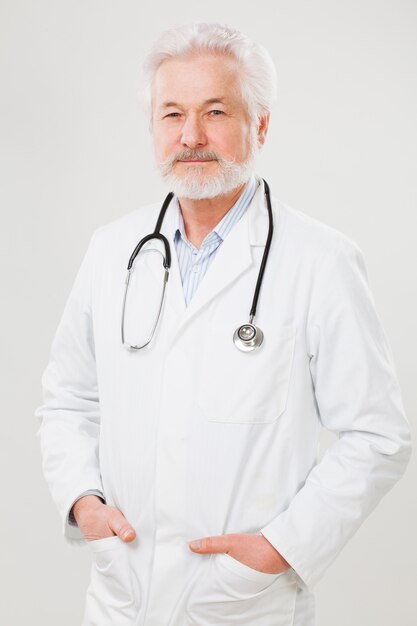 Beau docteur âgé en uniforme