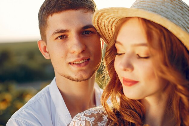 Beau et élégant couple dans un champ de tournesols