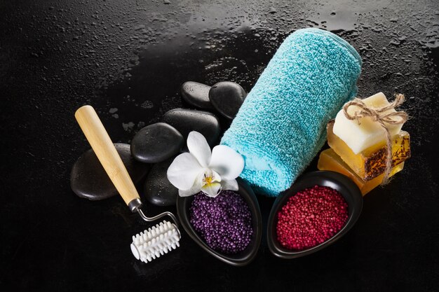 Beau ensemble de spa avec produits Spa, serviettes et pierres chaudes. Horiz